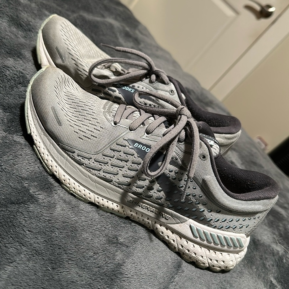 BROOKS Women’s running sneaker